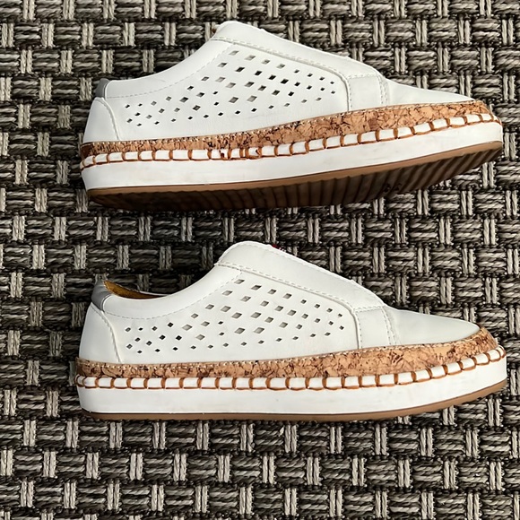 Cute slip on casual shoes. - Picture 2 of 4